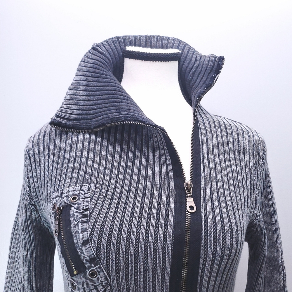 Small Grey 100% Cotton Asymetrical Zip-Up Knit in Gradient Grey - Picture 2 of 9